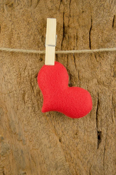 Encantadores corazones rojos colgando en el tendedero en el antiguo backgro de madera —  Fotos de Stock