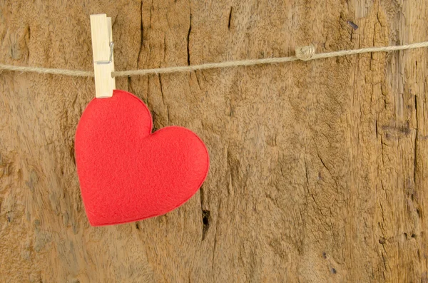 Beaux coeurs rouges suspendus sur la corde à linge sur vieux backgro en bois — Photo