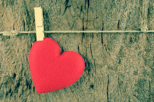 Encantadores corazones rojos colgando en el tendedero en el antiguo backgro de madera —  Fotos de Stock