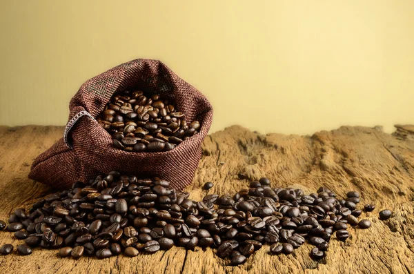 Gebrande koffiebonen in zak en koffiebonen rond — Stockfoto