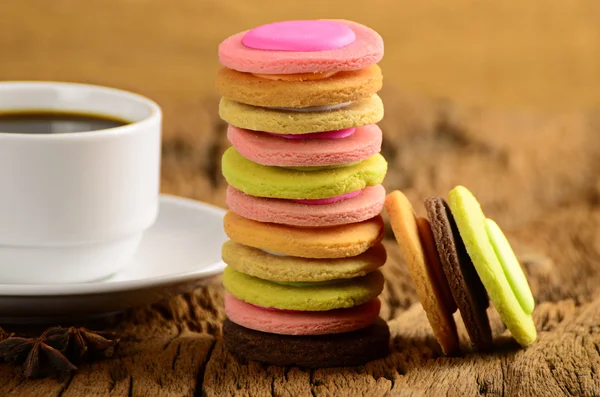 Tasse à café et biscuit de fantaisie sur table en bois — Photo