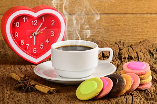 Taza de café y galleta de lujo en la mesa de madera — Foto de Stock