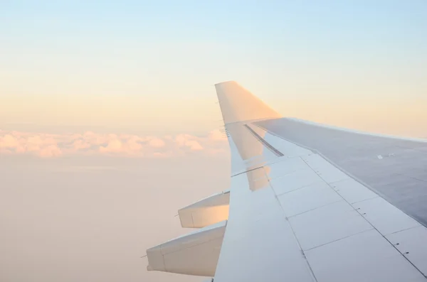 Vue aérienne du ciel depuis la fenêtre de l'avion — Photo