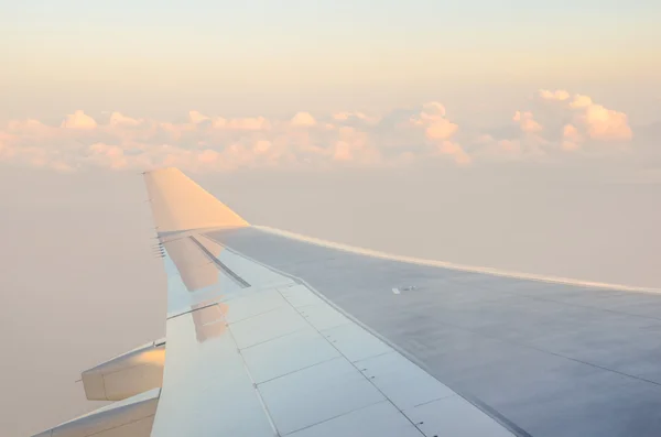 Luftaufnahme des Himmels aus dem Flugzeugfenster — Stockfoto