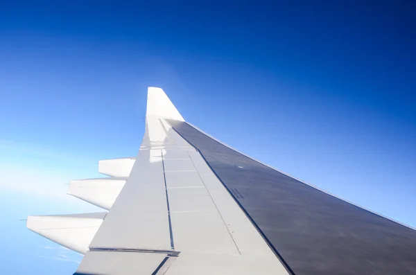 Luftaufnahme des Himmels aus dem Flugzeugfenster — Stockfoto
