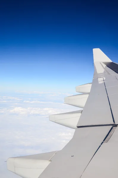 Gökyüzünde uçak penceresinden havadan görünümü — Stok fotoğraf