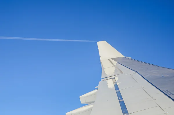 Luftaufnahme des Himmels aus dem Flugzeugfenster — Stockfoto