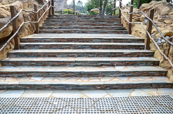 Steintreppe im Garten — Stockfoto