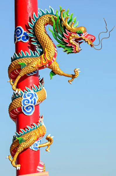 Styl Chiński Smok statua na dachu świątyni — Zdjęcie stockowe