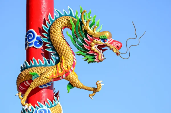 Çin stili ejderha heykeli Tapınağı çatı üzerinde — Stok fotoğraf