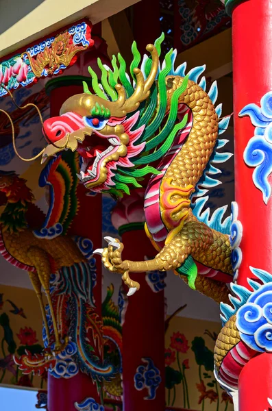 Chinese stijl dragon standbeeld op het dak van de tempel — Stockfoto