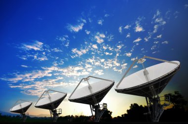 Uydu çanakları telekomünikasyon için