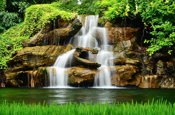 Künstlicher Wasserfall — Stockfoto