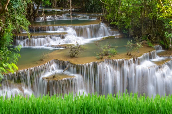 深い森林の滝、huay mae khamin、カンチャナブリ、タイ — ストック写真