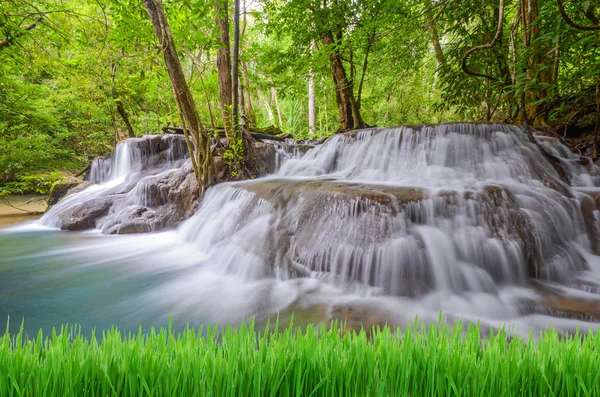 Tiefer Waldwasserfall, huay mae khamin, kanchanaburi, thailand — Stockfoto