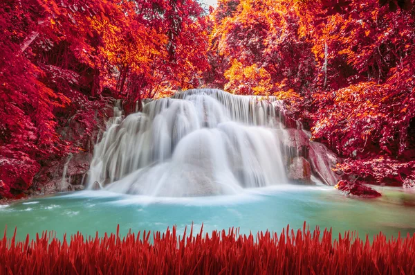 Vackra djupa skogen vattenfall, Huay Mae Khamin, Kanchanaburi , — Stockfoto