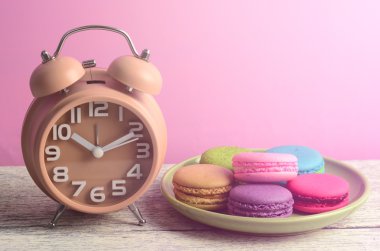 aradan saatler için renkli macarons