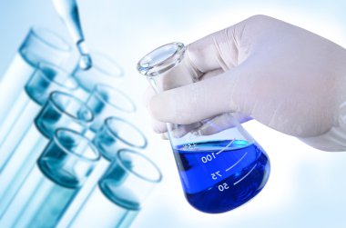 Test tüpleri, laboratuvar araştırma kavramı tutan bilim adamı el