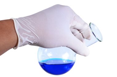 Beyaz arka plan üzerinde izole test tüpleri tutan bilim adamı el ,