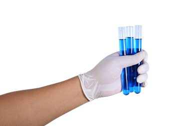Beyaz arka plan üzerinde izole test tüpleri tutan bilim adamı el ,