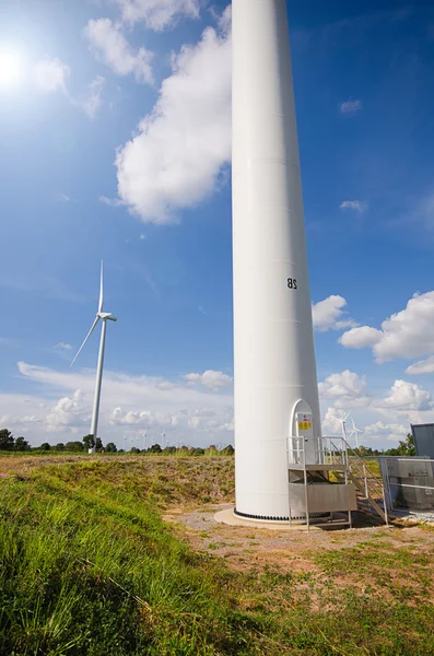 Turbina eolica contro nuvoloso sfondo cielo blu — Foto Stock
