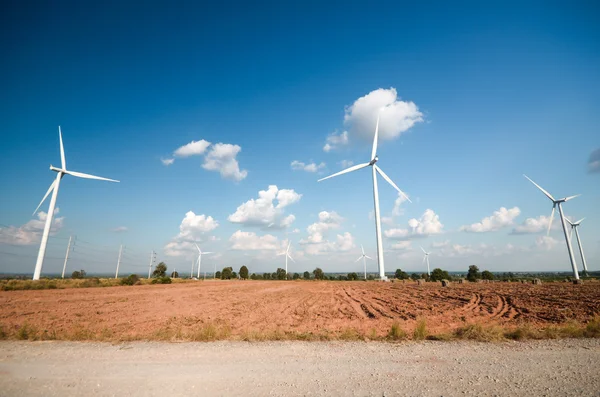 Turbina eólica contra fondo azul nublado del cielo —  Fotos de Stock