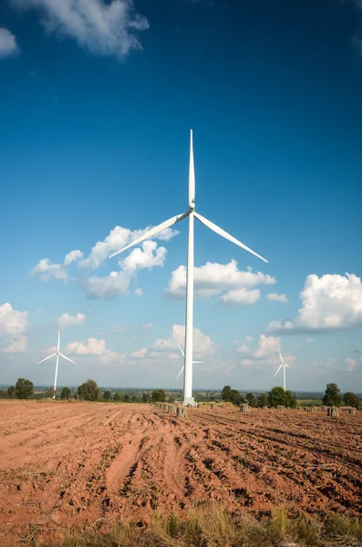 Turbina eolica contro nuvoloso sfondo cielo blu — Foto Stock