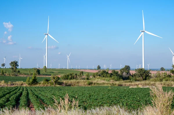 Turbina eólica contra fondo azul nublado del cielo — Foto de Stock