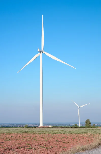 Wind turbine against cloudy blue sky background — Stock Photo, Image