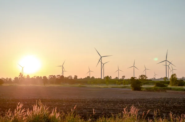 Éolienne au coucher du soleil — Photo