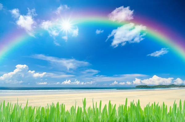 Arco iris sobre cielo azul —  Fotos de Stock