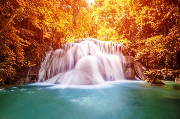 Derin orman şelale, huay mae khamin, kanchanaburi, Tayland — Stok fotoğraf