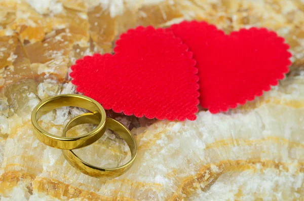 Par de anillos de oro sobre fondo de piedra de mármol —  Fotos de Stock