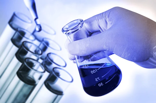 Test tüpleri, laboratuvar araştırma kavramı tutan bilim adamı el