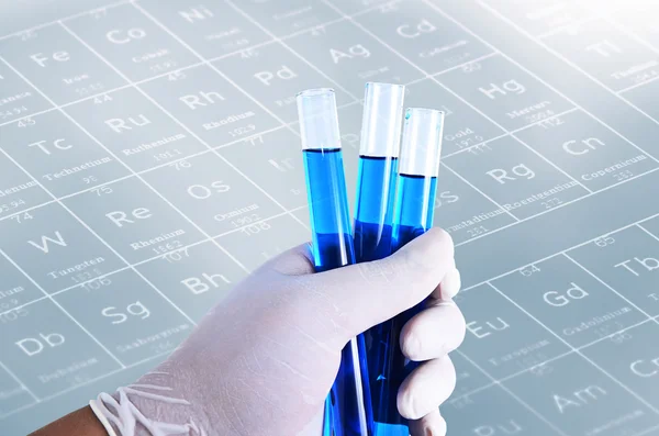 Científico mano sosteniendo tubos de ensayo, concepto de investigación de laboratorio — Foto de Stock