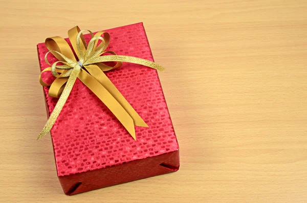 Red gift box on wood background — Stock Photo, Image