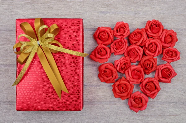 Red gift box on wood background — Stock Photo, Image