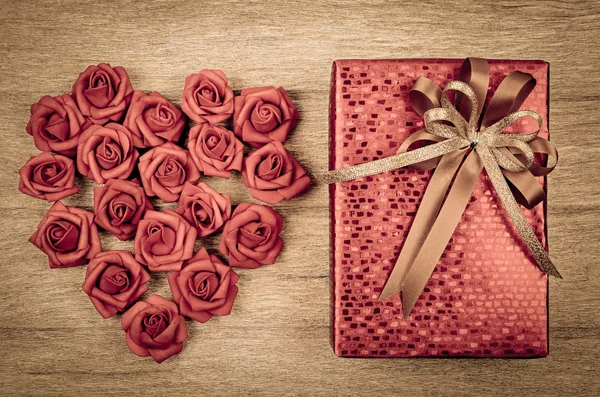 Ahşap zemin üzerinde kırmızı hediye kutusu — Stok fotoğraf