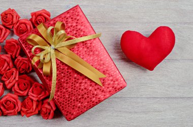 Ahşap zemin üzerinde kırmızı hediye kutusu