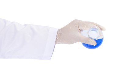 Beyaz arka plan üzerinde izole tüp bebek tutan bilim adamı el