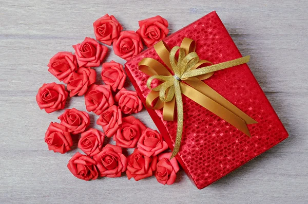 Ahşap zemin üzerinde kırmızı hediye kutusu — Stok fotoğraf