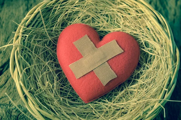 Coração ferido em cesta — Fotografia de Stock