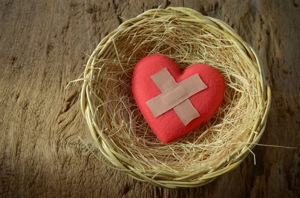 Wounded heart in basket — Stock Photo, Image