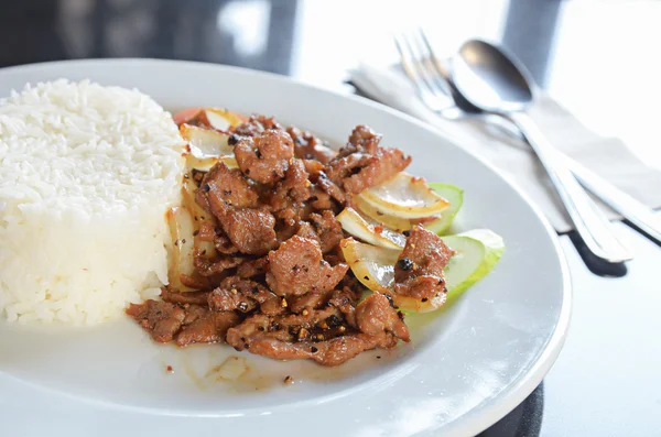 Stekt ris med fläsk med svartpeppar på bordet — Stockfoto