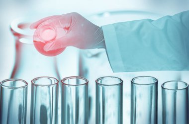 bilim adamı el holding test tüpleri