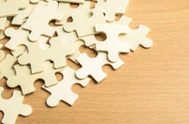 jigsaw puzzle parçaları ahşap arka plan üzerinde