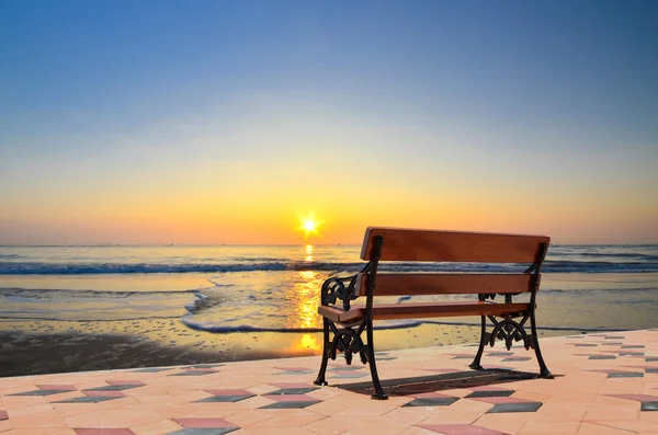 Скамейка возле пляжа и ясное голубое небо — стоковое фото