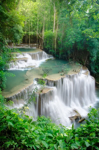 Vízesés mély erdő, huay mae khamin, kanchanaburi, Thaiföld — Stock Fotó