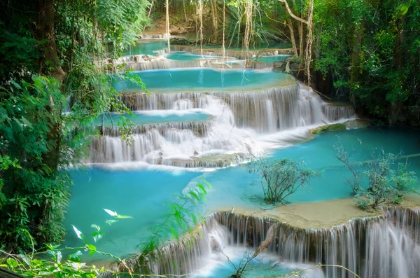 Vízesés mély erdő, huay mae khamin, kanchanaburi, Thaiföld — Stock Fotó