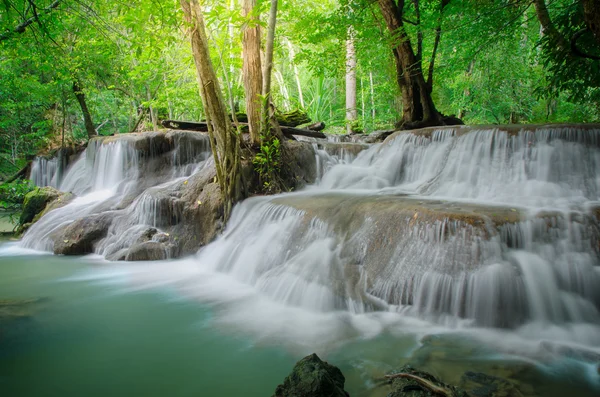 Cascada del bosque profundo, Huay Mae Khamin, Kanchanaburi, Tailandia — Foto de Stock